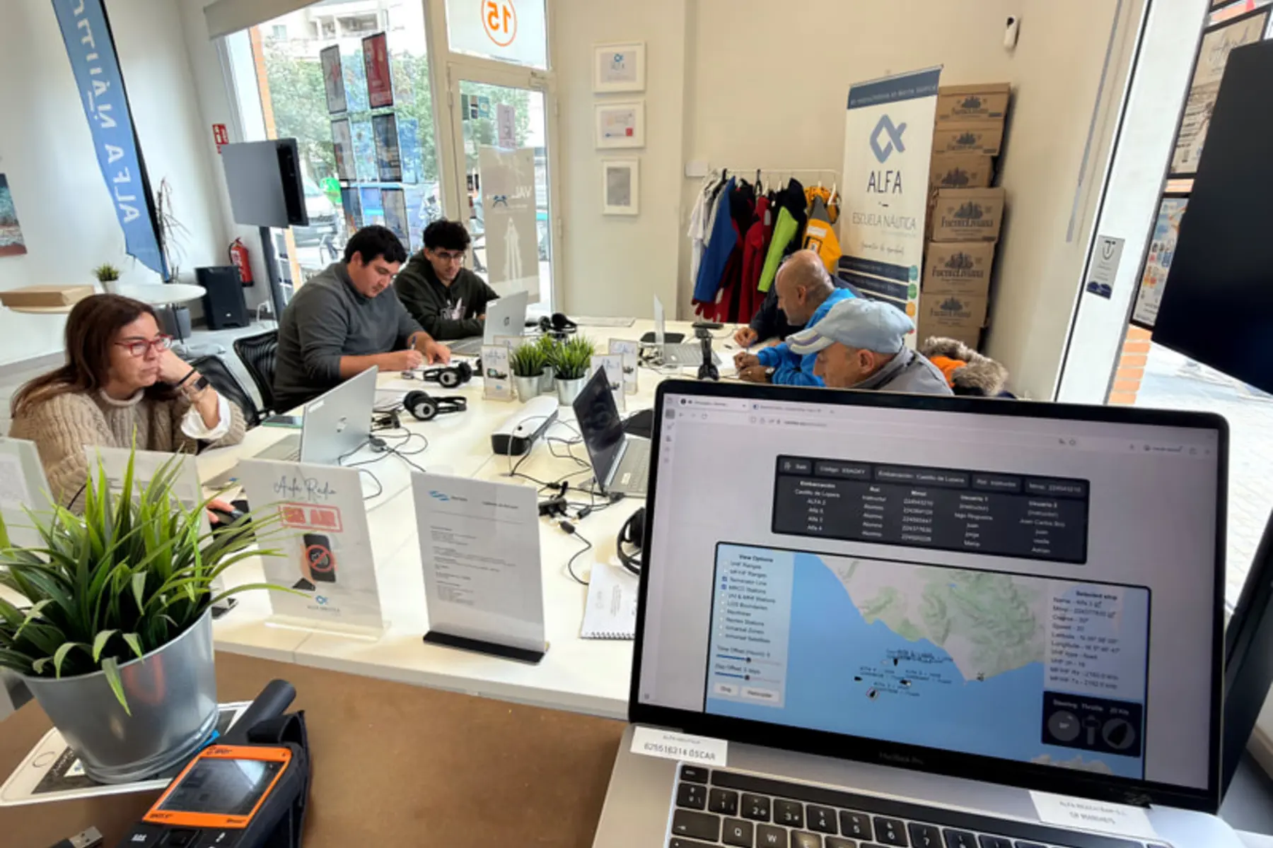Equipo de Alfa Escuela Náutica atendiendo a alumnos en Valencia